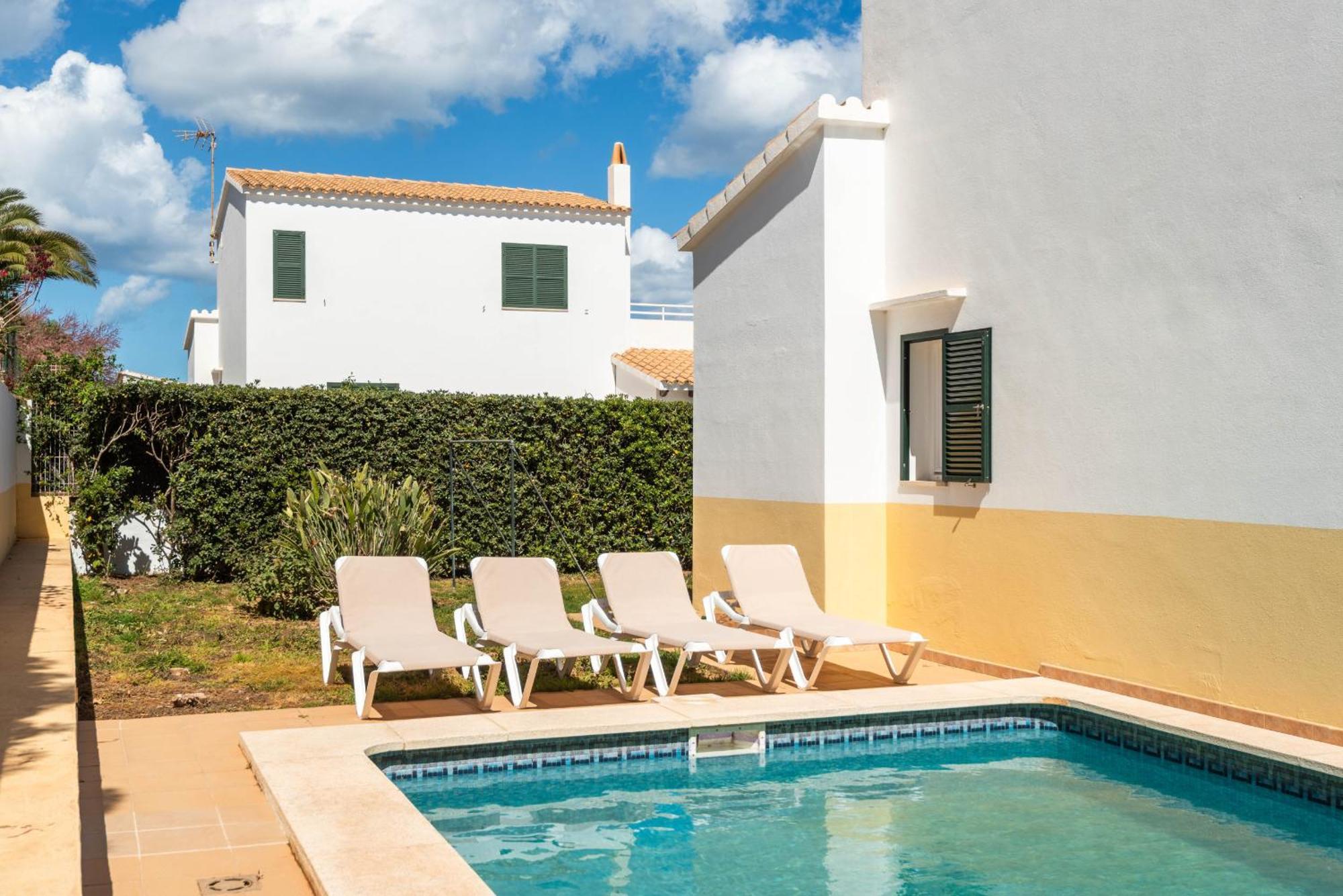 Cayetana Villa *